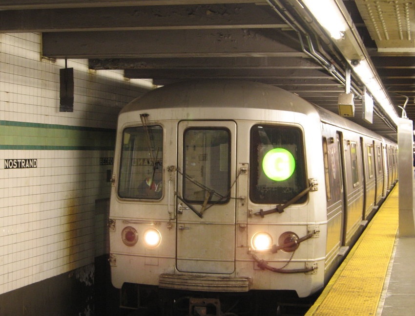 В США житель, попавший под поезд метро, остался невредимым