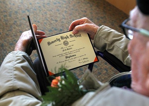В США 78-летний житель получил аттестат об окончании школы