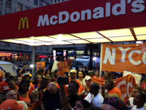 Работники McDonald бастуют, требуя надбавку к зарплате