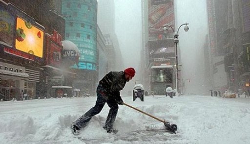 Снежные бури в Нью-Йорке остановили движение транспорта