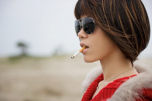 Молодые американки увлекаются легким курением