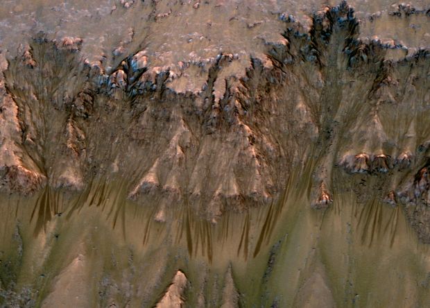 Потоки соленой воды обнаружены на Марсе